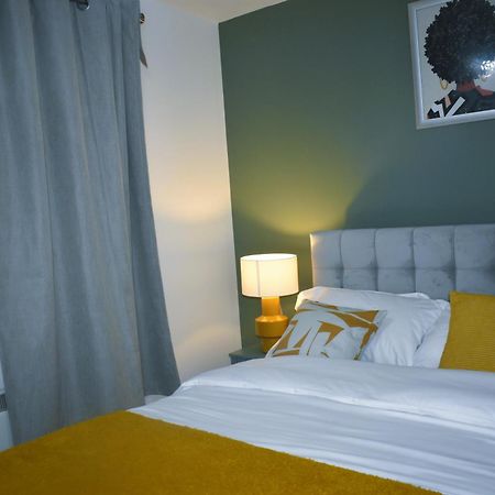 Luxury 2 Bed House With 3 Beds,3 Free Parking Lot In Dartford Near Town Centre, Adjacent Bus Stop, Train Station, Bluewater Mall, 25Mins To London City Airport,20 Miles From Central London Dış mekan fotoğraf