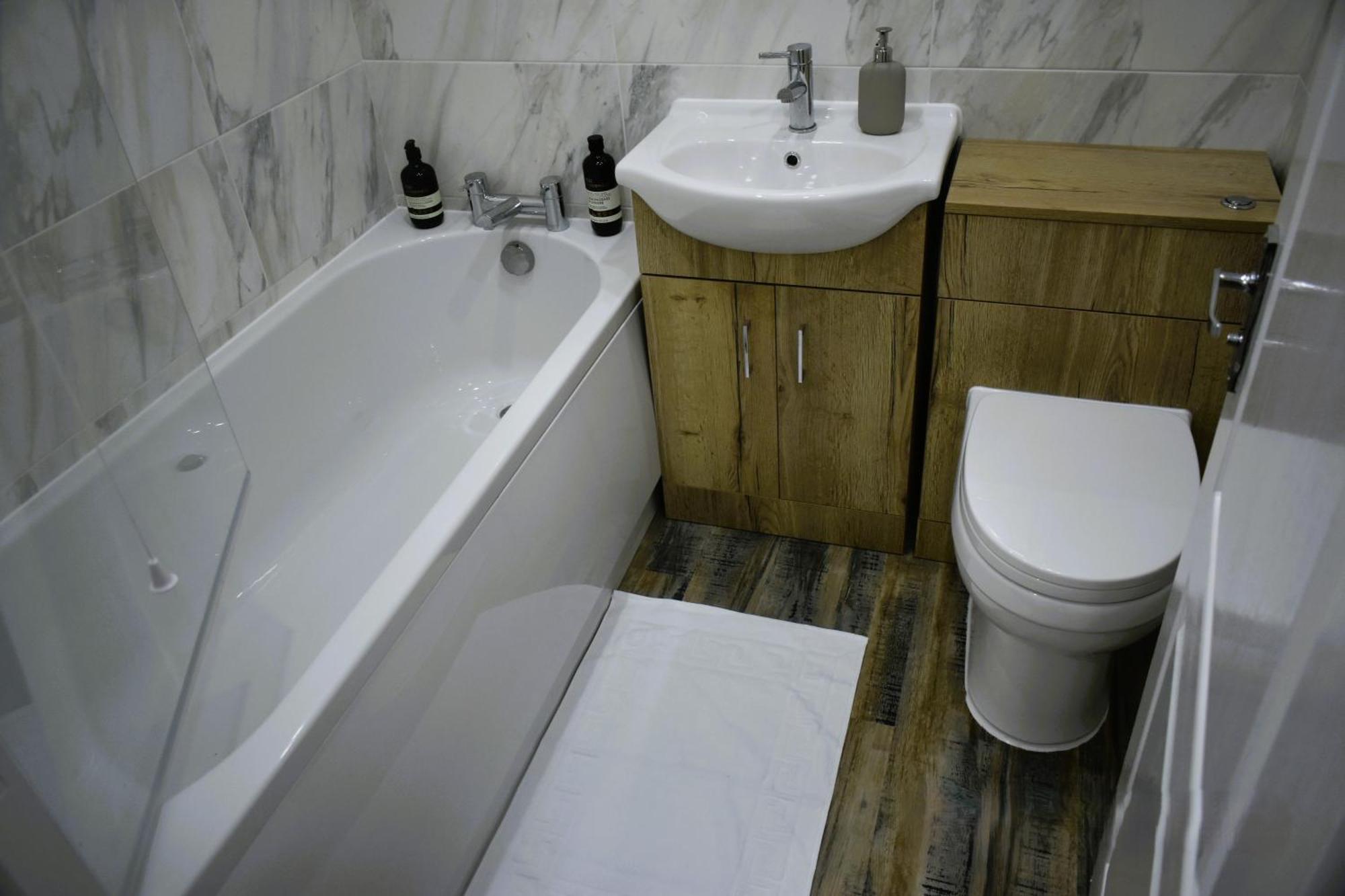 Luxury 2 Bed House With 3 Beds,3 Free Parking Lot In Dartford Near Town Centre, Adjacent Bus Stop, Train Station, Bluewater Mall, 25Mins To London City Airport,20 Miles From Central London Dış mekan fotoğraf