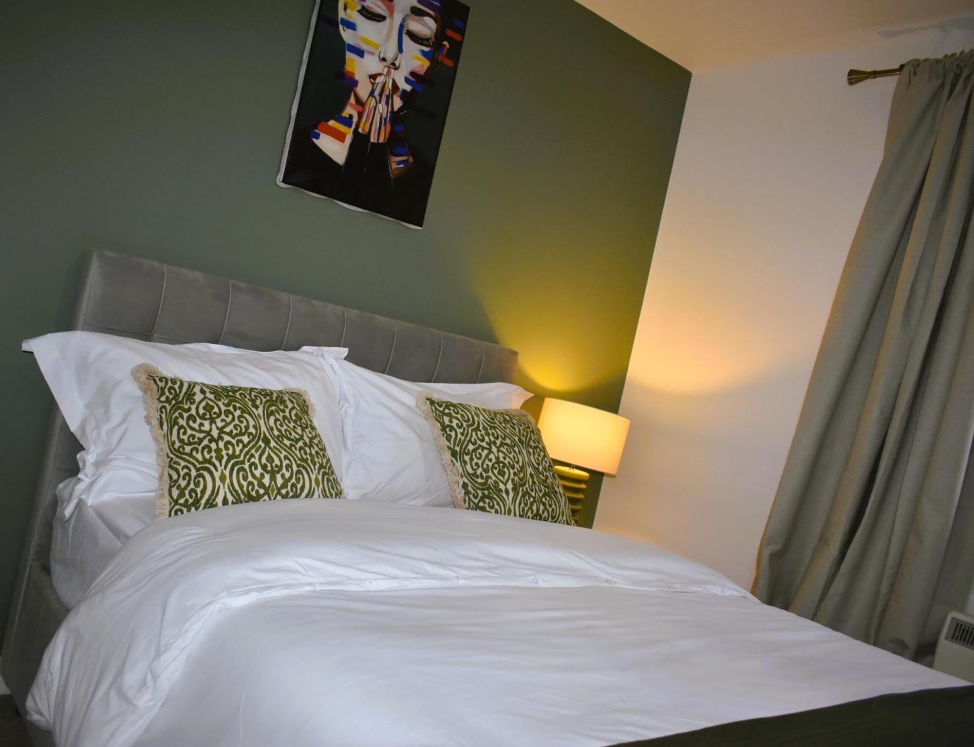 Luxury 2 Bed House With 3 Beds,3 Free Parking Lot In Dartford Near Town Centre, Adjacent Bus Stop, Train Station, Bluewater Mall, 25Mins To London City Airport,20 Miles From Central London Dış mekan fotoğraf